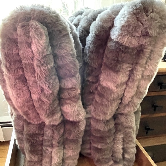 🎉HP🎉 Set of 2 Luxurious, plush faux fur accent pillows! Super soft & comfy! - Picture 13 of 13